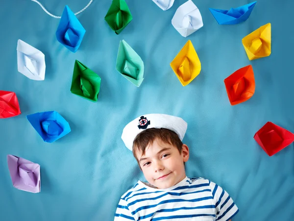 Niño jugando con barcos de papel —  Fotos de Stock