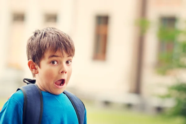 Junge mit Rucksack vor Schulgebäude — Stockfoto