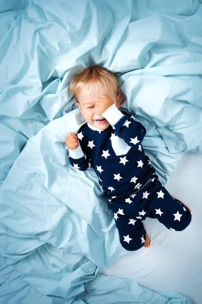 Ένα μωρό ενός έτους στο κρεβάτι — Φωτογραφία Αρχείου