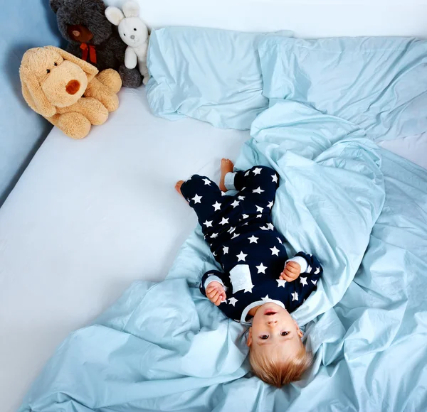 Bebé de un año en la cama —  Fotos de Stock