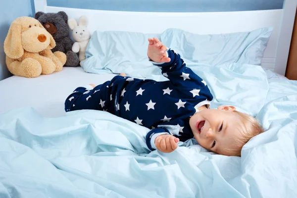 Einjähriges Baby im Bett — Stockfoto