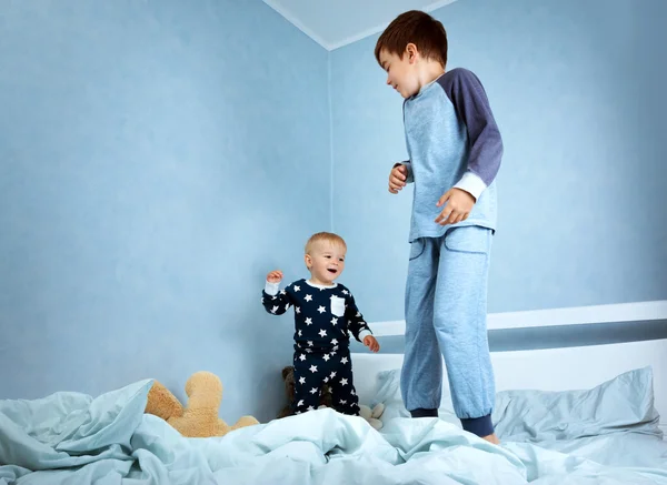ベッドの上でジャンプする子供たち — ストック写真