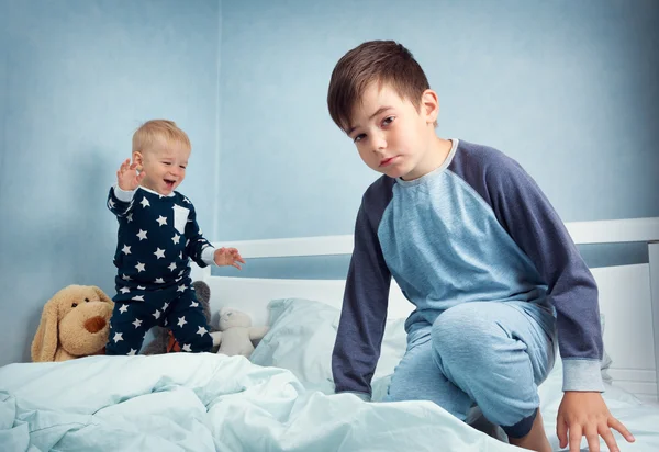 Gyerekek ugrálnak az ágyon — Stock Fotó