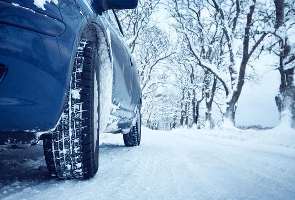 Auta na zimní silnici — Stock fotografie