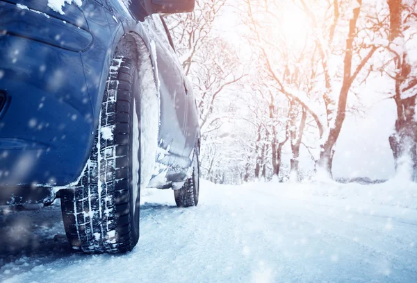 Neumáticos de coche en invierno carretera —  Fotos de Stock