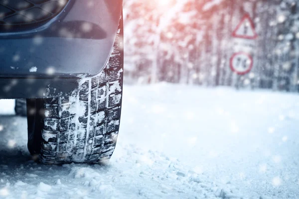 겨울철 도로에서 사용하는 자동차 타이어 — 스톡 사진