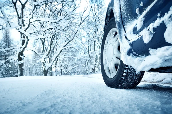 Автомобільні шини на зимовій дорозі — стокове фото