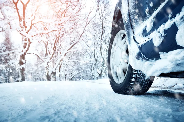 Neumáticos de coche en invierno carretera —  Fotos de Stock