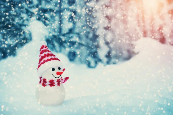 Маленький снеговик на мягком снегу в лесу — стоковое фото