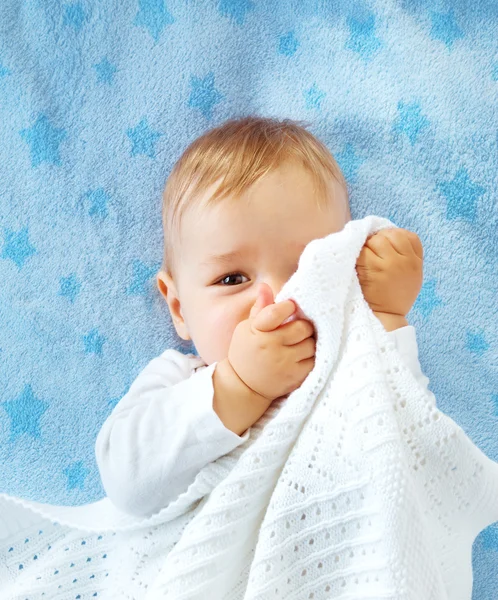 Yatakta bir yaşında bir bebek — Stok fotoğraf