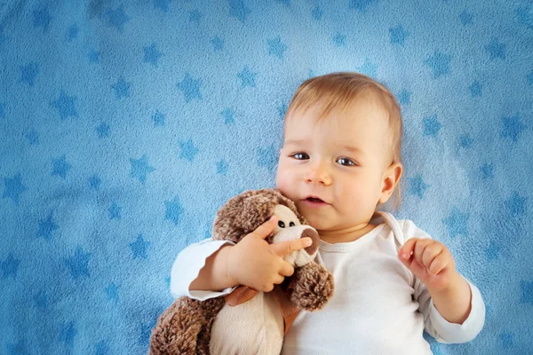Egy éves baba egy plüssmackóval. — Stock Fotó