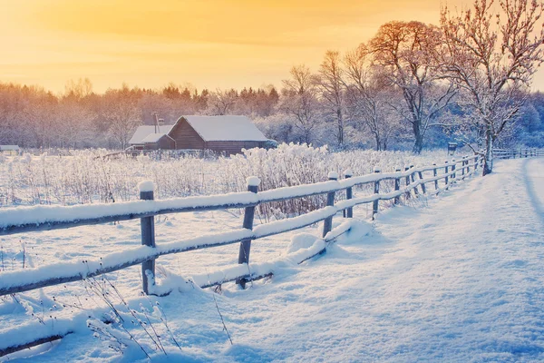 Casa rural com cerca no inverno — Fotografia de Stock