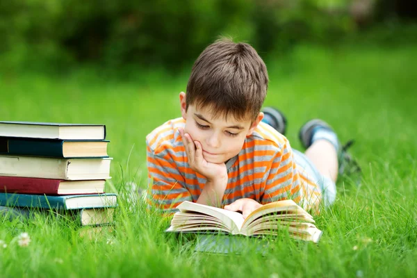 Yedi yaşında çocuk bir kitap okuma — Stok fotoğraf
