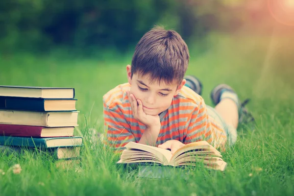 Zeven jaar oude kind lezen van een boek — Stockfoto