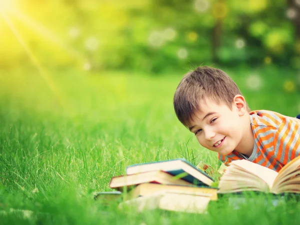 Zeven jaar oude kind lezen van een boek — Stockfoto