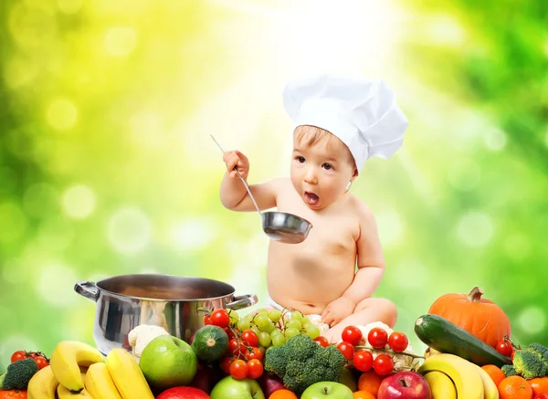 Chłopca w kapelusz kucharz z patelni do gotowania warzyw — Zdjęcie stockowe