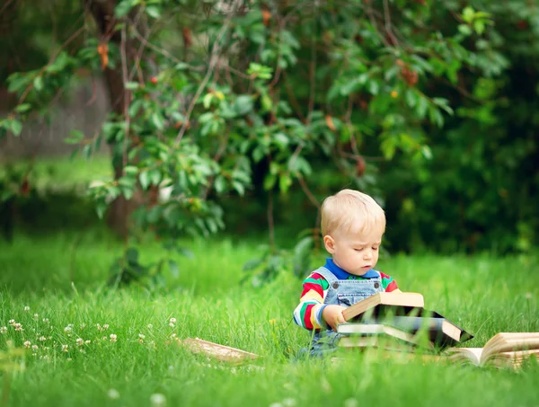 Um ano de idade bebê lendo um livro — Fotografia de Stock