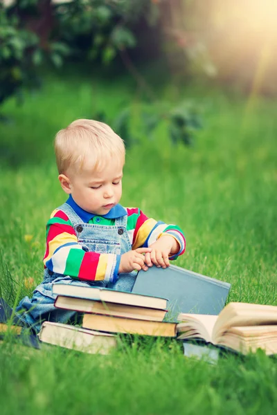 Um ano de idade bebê lendo um livro — Fotografia de Stock