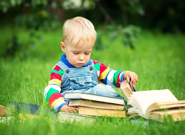 Één jaar oude baby lezen van een boek — Stockfoto