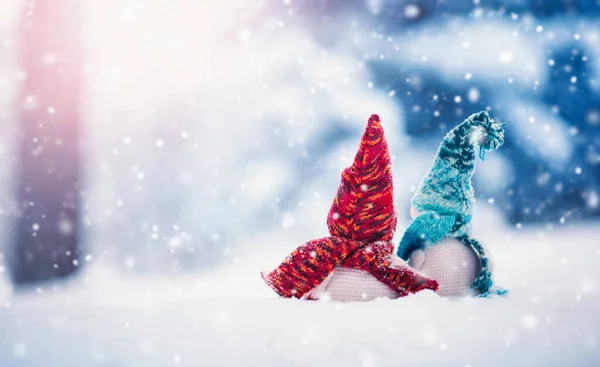 Маленькие Вязаные Снеговики Мягком Снегу Синем Фоне Снегопаде Вид Сзади — стоковое фото