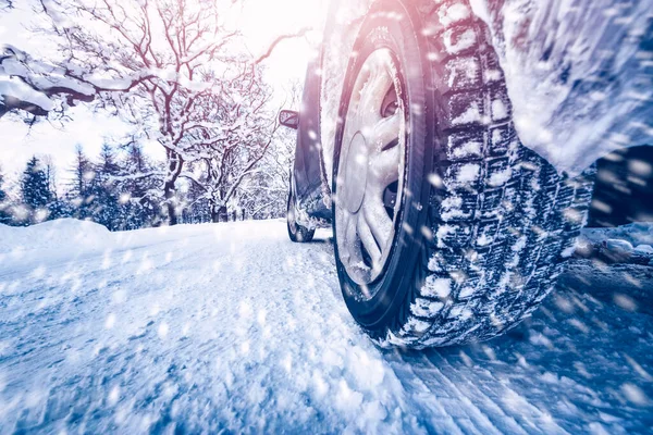 Autoreifen Auf Schneebedeckter Straße Fahrzeug Morgen Bei Schneefall Auf Verschneiter — Stockfoto