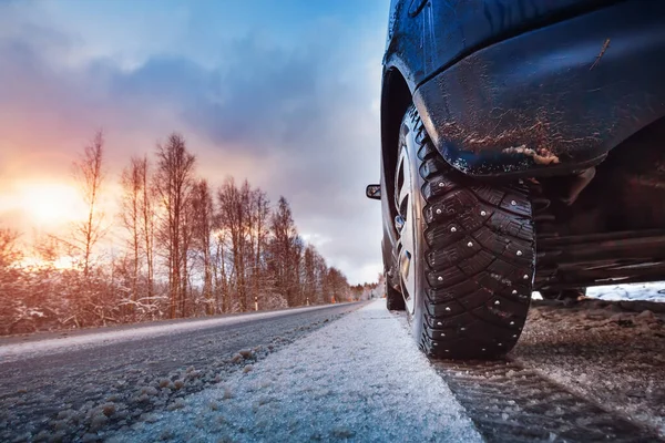 Ελαστικά Αυτοκινήτων Στο Δρόμο Χειμώνα Καλύπτονται Χιόνι Όχημα Στο Χιονισμένο — Φωτογραφία Αρχείου