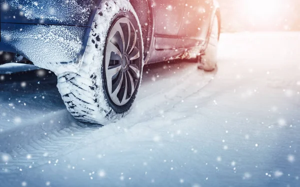 Autoreifen Auf Schneebedeckter Straße Fahrzeug Morgen Bei Schneefall Auf Verschneiter — Stockfoto