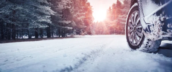 Pneumatiky Zimní Silnici Pokryté Sněhem Vozidlo Zasněžené Cestě Ráno Při — Stock fotografie