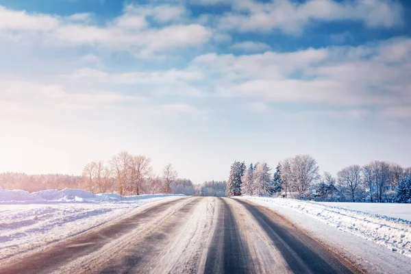 冬日的道路上到处都是雪和树 — 图库照片