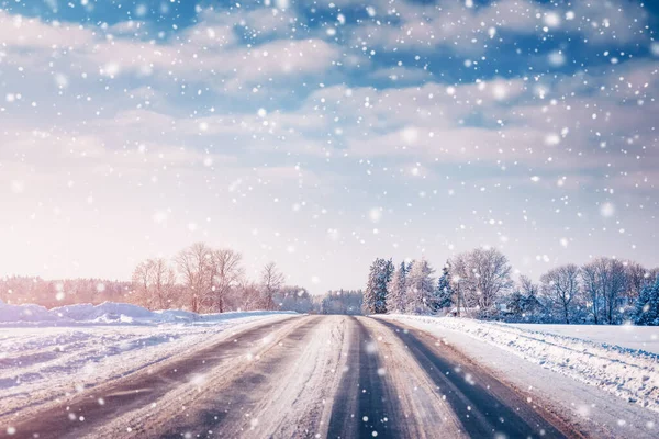 Route d'hiver avec neige avec des arbres tout autour en chute de neige — Photo