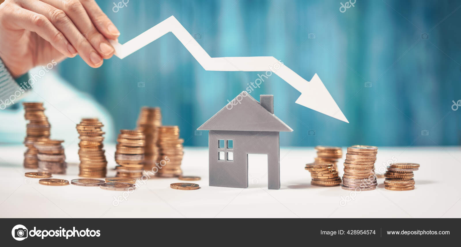 Радостные люди с деьгам. Кредитование в банке. Финансовая задолженность. Человек с карточкой банка. Много кредитов в разных.