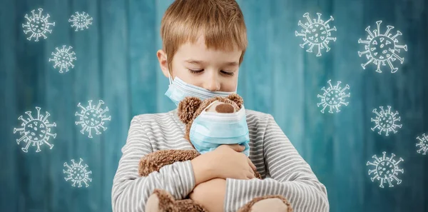 Anak kecil duduk dengan boneka beruang dalam masker wajah medis — Stok Foto