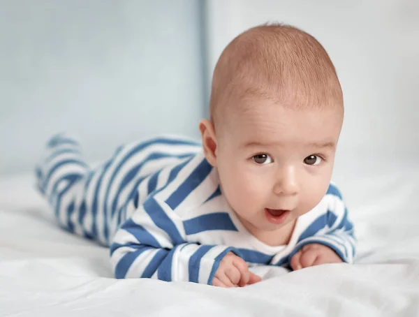 Söt liten bebis liggande i sängen. — Stockfoto