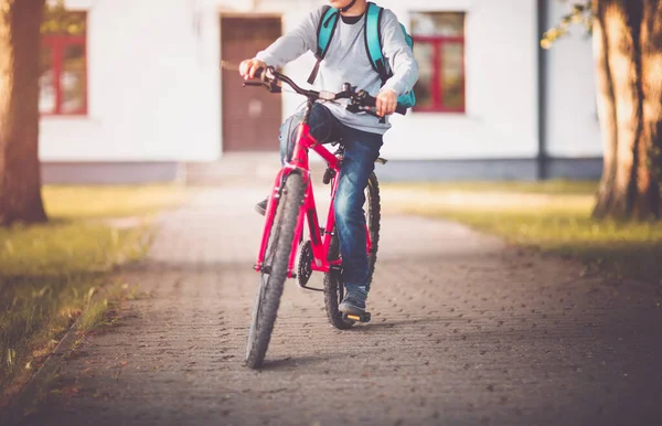 Bambino su una bicicletta su strada asfaltata — Foto Stock