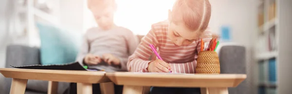 Kinderen spelen samen met modellering klei en tekenen door potloden. — Stockfoto