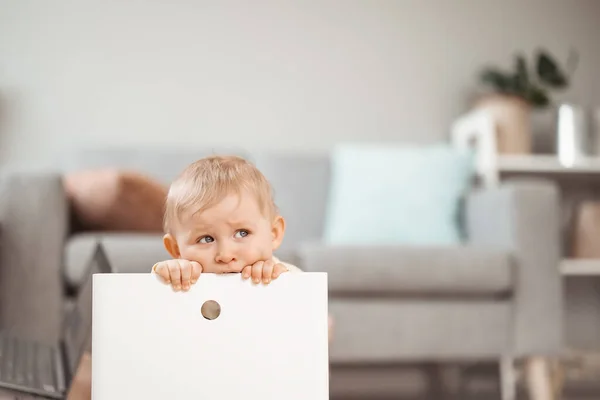흰색 플라스틱 상자에 앉아 있는 귀여운 소년 — 스톡 사진
