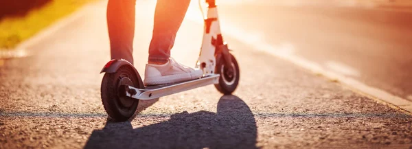 Frau fährt im Sommer mit Roller auf Asphalt — Stockfoto