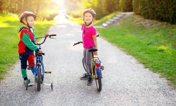 Gelukkige kinderen rijden op de fietsen in het park — Stockfoto