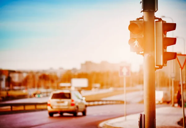 Akşam kentinde trafik ışığıyla kesişen yol — Stok fotoğraf