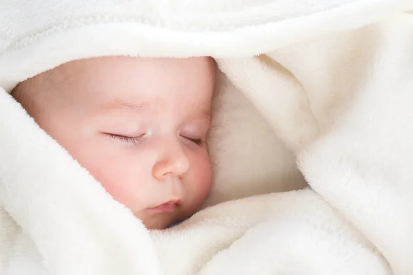 Bebé durmiendo cubierto con manta suave — Foto de Stock