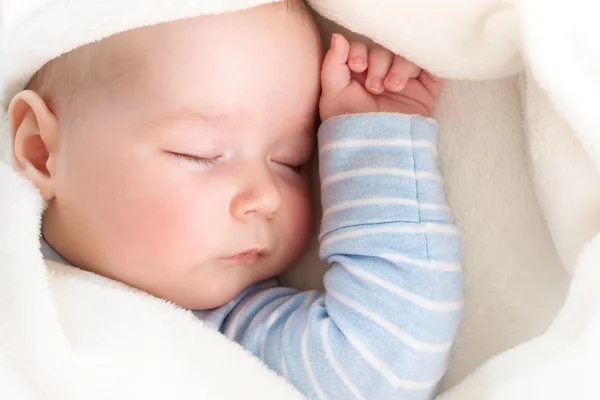 Дитина спить вкрита м'якою ковдрою — стокове фото