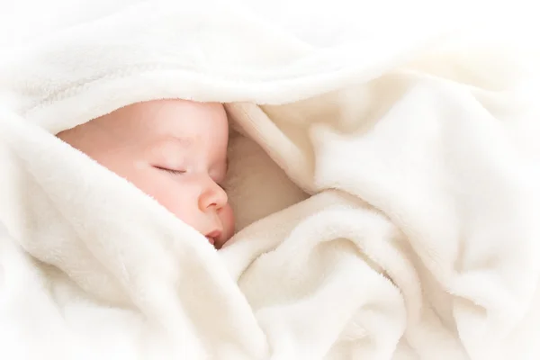 Bebé durmiendo cubierto con manta suave — Foto de Stock