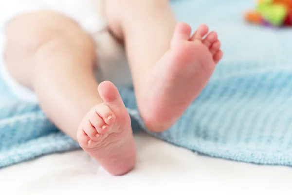 Pieds bébé sur fond blanc — Photo