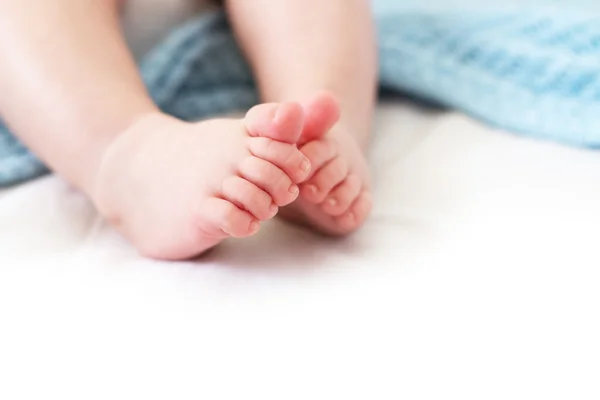 Babyfüße auf weißem Hintergrund — Stockfoto