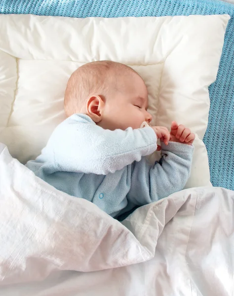Baby schläft auf blauer Decke — Stockfoto