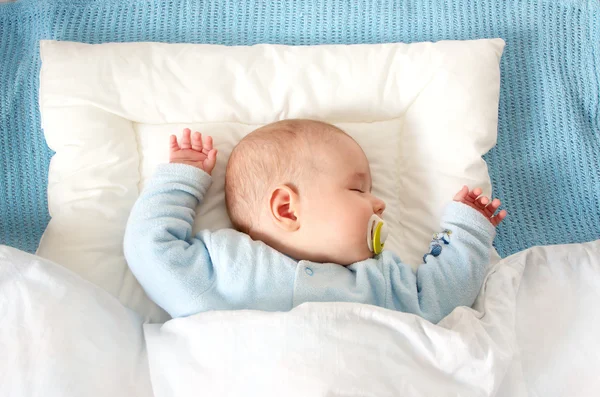 Baby sleeping on blue blanket — Stock Photo, Image