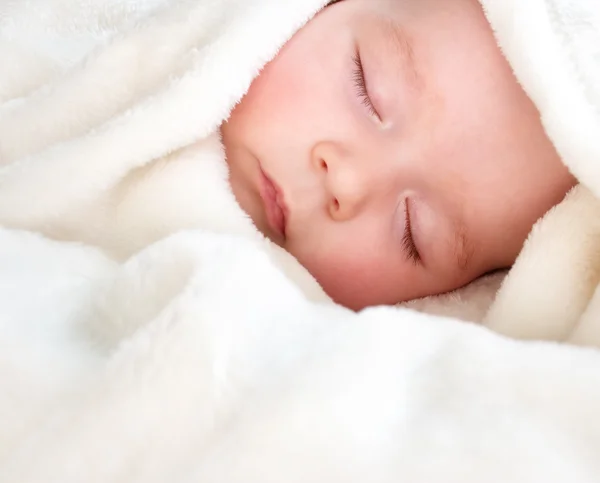 Baby schläft mit weicher Decke bedeckt — Stockfoto