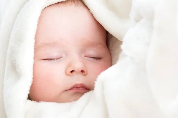 Bebé durmiendo cubierto con manta suave — Foto de Stock