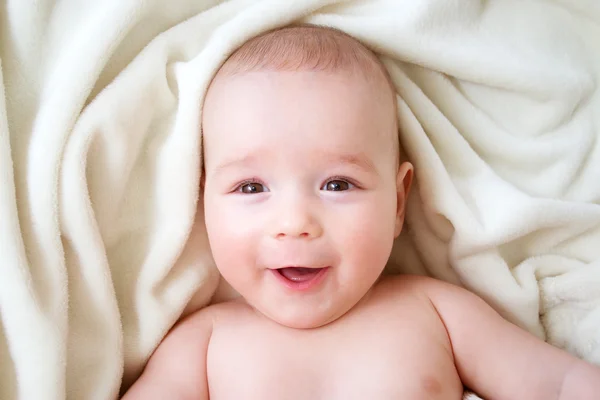 Bebê dormindo coberto com cobertor macio — Fotografia de Stock