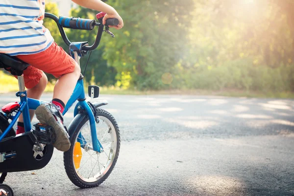 Niño en bicicleta — Foto de Stock